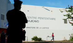 Un policier devant le centre pénitentiaire de Majicavo, sur la commune de Koungou, à Mayotte, le 23 février 2026 ( AFP / Marine GACHET )
