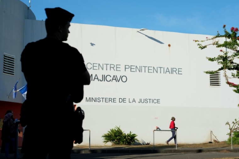 Un policier devant le centre pénitentiaire de Majicavo, sur la commune de Koungou, à Mayotte, le 23 février 2026 ( AFP / Marine GACHET )