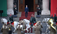 Le Premier ministre entrant de la Hongrie, Peter Magyar, se tient sur les marches du Parlement hongrois après sa cérémonie d’investiture à Budapest, le 9 mai 2026 ( AFP / Ferenc ISZA )