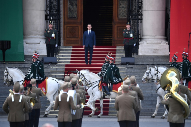 Le Premier ministre entrant de la Hongrie, Peter Magyar, se tient sur les marches du Parlement hongrois après sa cérémonie d’investiture à Budapest, le 9 mai 2026 ( AFP / Ferenc ISZA )