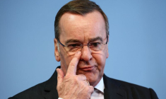 Le ministre allemand de la Défense, Boris Pistorius, fait une déclaration sur l'écoute apparente d'un appel de l'armée allemande, à Berlin