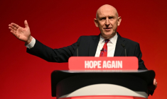 Le ministre britannique des Finances John Healey prononce un discours, le 28 septembre 2026 à Liverpool au Royaume-Uni ( AFP / Oli SCARFF )