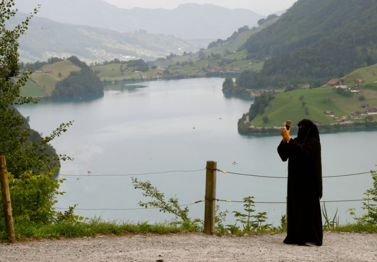 LA DISSIMULATION DU VISAGE INTERDITE PAR RÉFÉRENDUM EN SUISSE