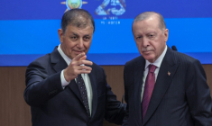 Le maire d'Izmir, Cemil Tugay (G) et le président turc Recep Tayyip Erdogan, le 7 octobre 2026 à Ankara ( AFP / Adem ALTAN )