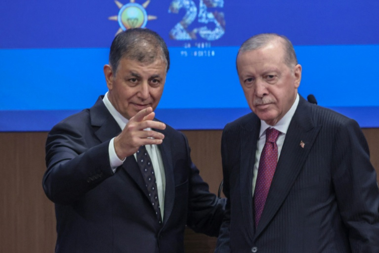 Le maire d'Izmir, Cemil Tugay (G) et le président turc Recep Tayyip Erdogan, le 7 octobre 2026 à Ankara ( AFP / Adem ALTAN )