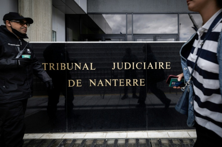 L'entrée du tribunal de Nanterre, où le chanteur et acteur Patrick Bruel va être présenté à des juges après que le parquet a requis son inculpation et son placement en détention provisoire pour neuf chefs d'accusation d'agressions sexuelles, le 10 juin 2026 dans les Hauts-de-Seine ( AFP / SIMON WOHLFAHRT )