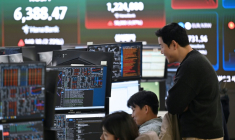 Des opérateurs boursiers à Séoul le 21 avril 2026. ( AFP / Jung Yeon-je )