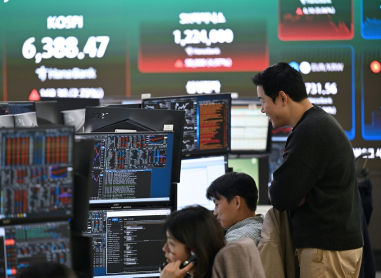 Des opérateurs boursiers à Séoul le 21 avril 2026. ( AFP / Jung Yeon-je )