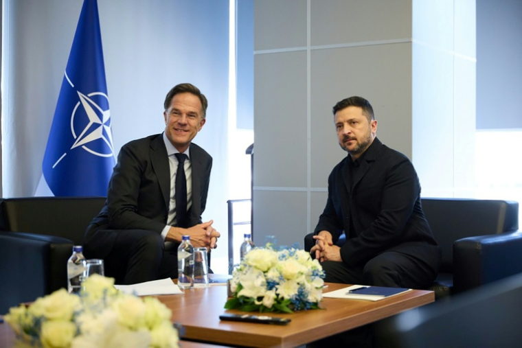 Photo diffusée par l'Otan, le 7 juillet 2026, montrant le président ukrainien Volodymyr Zelensky (g) et le secrétaire général de l'Otan, Mark Rutte, à Ankara, en Turquie ( UKRAINE PRESIDENCY / Handout )