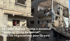 Des Gazaouis tentent d'extirper des victimes sur le site d'une frappe