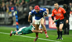 L'ailier du XV de France Louis Bielle-Biarrey échappe à un placage du demi de mêlée irlandais Jamison Gibson-Park, au Stade de France, à Saint-Denis, le 5 février 2026 ( AFP / Julie SEBADELHA )