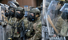 Des membres de la Garde nationale de California et des unités spéciales dans le centre ville de Los Angeles le 12 janvier 2025. ( AFP / Robyn Beck )