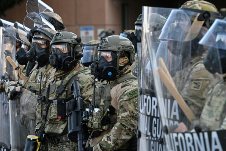 Des membres de la Garde nationale de California et des unités spéciales dans le centre ville de Los Angeles le 12 janvier 2025. ( AFP / Robyn Beck )
