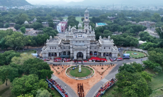 Vue aérienne prise le 15 août 2025 du bâtiment principal du Mayo College à Ajmer, en Inde ( AFP / HIMANSHU SHARMA  )