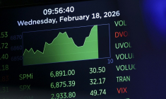 Un écran à la Bourse de New York, le 18 février 2026 ( AFP / ANGELA WEISS )