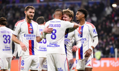 Lyon s'offre un treizième succès consécutif face à Nice et consolide sa troisième place
