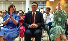 Andy Burnham sourit aux côtés de son épouse Marie-France van Heel, alors qu'il est confirmé comme nouveau leader du parti travailliste et prochain Premier ministre britannique, à Londres le 17 juillet 2026 ( POOL / Henry NICHOLLS )