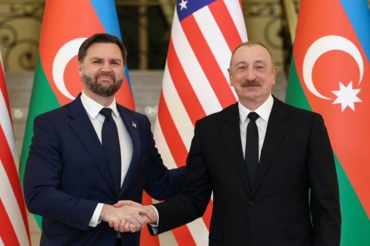 Le vice-président américain JD Vance (gauche) avec le président de l'Azerbaïdjan Ilham Aliev (à droite) lors d'une rencontre officielle à Bakou le 10 février 2026 ( POOL / Kevin Lamarque )