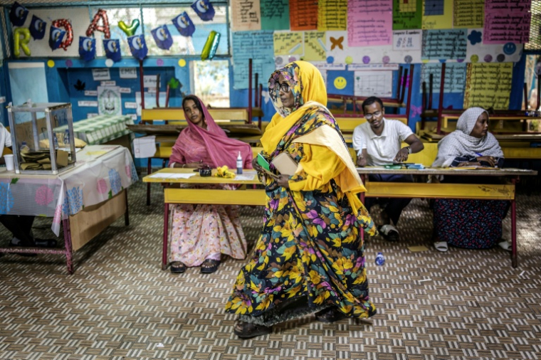 Une électrice s'apprête à voter à l'élection présidentielle, le 10 avril 2026 à Djibouti ( AFP / Luis TATO )