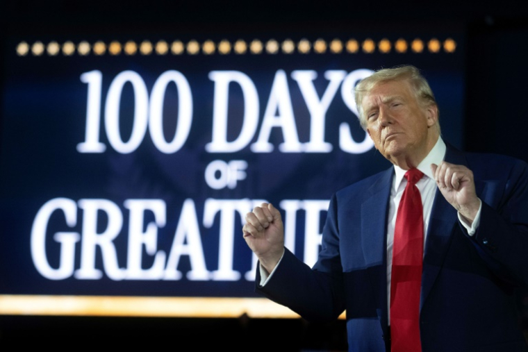 Le président américain Donald Trump lors d'un événement pour ses 100 jours à la Maison Blanche, le 29 avril 2025 à Warren, dans le Michigan ( AFP / Jim WATSON )
