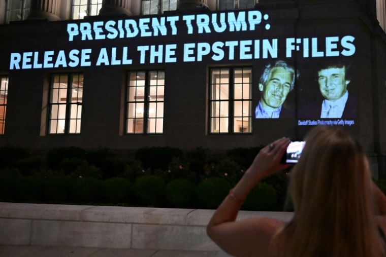 Un message appelant le président américain Donald Trump à divulguer tous les dossiers liés au riche financier et délinquant sexuel Jeffrey Epstein, décédé en 2019,  projeté sur un bâtiment près de la Maison Blanche, à Washington, aux Etats-Unis, le 18 juillet 2025 ( AFP / Alex WROBLEWSKI )