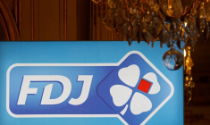 Le logo de la Française des Jeux (FDJ), l'opérateur national des loteries en France, est visible lors d'une conférence de presse consacrée à la privatisation de l'entreprise, à Paris