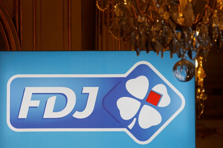 Le logo de la Française des Jeux (FDJ), l'opérateur national des loteries en France, est visible lors d'une conférence de presse consacrée à la privatisation de l'entreprise, à Paris