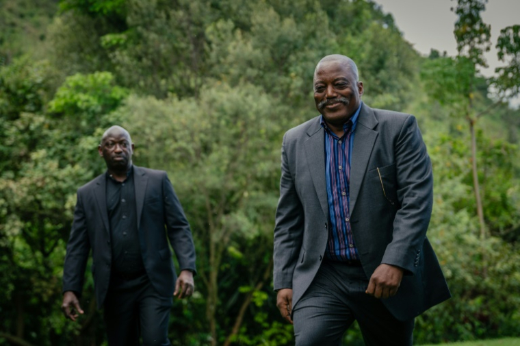 L'ancien président de la RDC, Joseph Kabila (d), lors d'une rencontre avec des dirigeants de diverses confessions religieuses dans l'une de ses résidences à Goma, le 29 mai 2025 ( AFP / Jospin Mwisha )