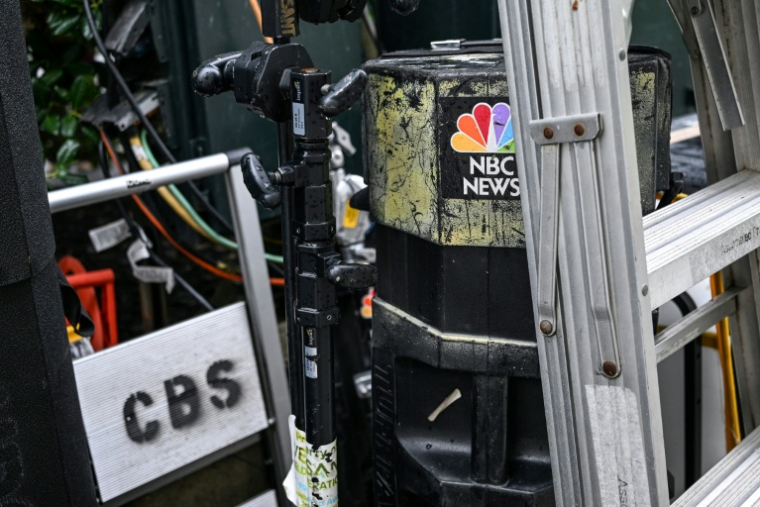 Du matériel de diffusion de CBS et NBC News devant l'aile Ouest de la Maison Blanche, à Washington , le 23 septembre 2026 ( AFP / Alex Wroblewski )
