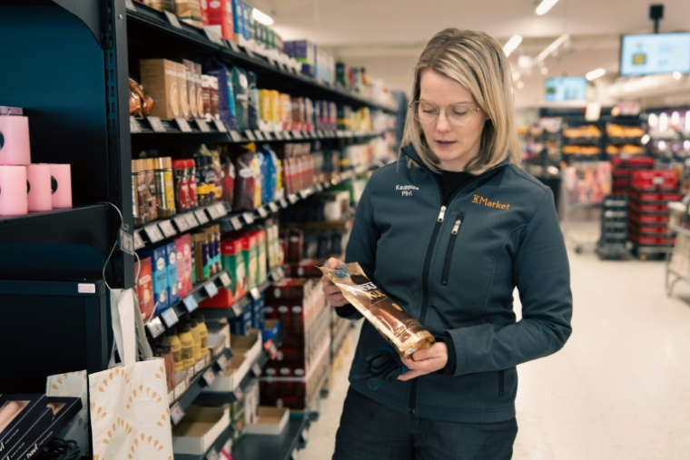 La patronne du K Market, Pilvi Pääskynen, montre un sachet de café dont les clients russes étaient friands ( AFP / Alessandro RAMPAZZO )