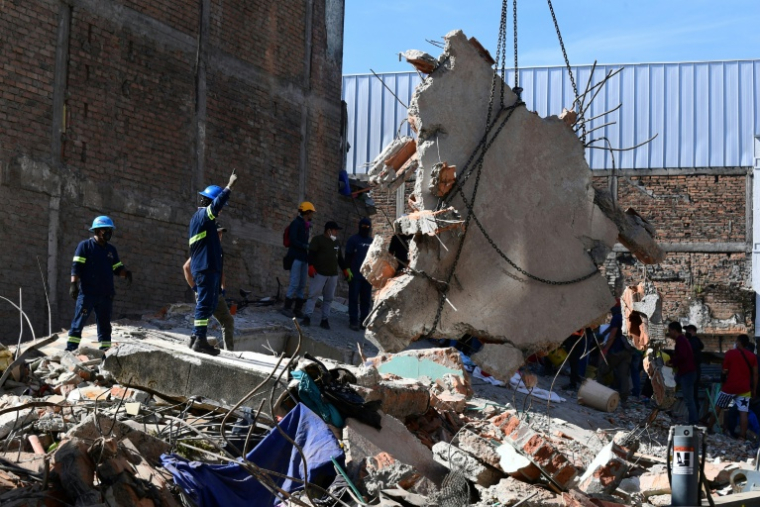 Des secouristes déblaient les décombres à Pereira, en Colombie, le 11 août 2026 ( AFP / Jaime SALDARRIAGA )
