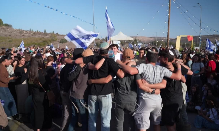 Des Israéliens fêtent l'arrivée d'un ex-otage de Gaza dans une colonie de Cisjordanie