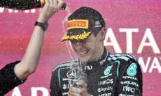 Le pilote britannique George Russell sur la plus haute marche du podium le 26 septembre 2026 à Bakou lors du GP d'Azerbaïdjan  ( AFP / Andrej ISAKOVIC )