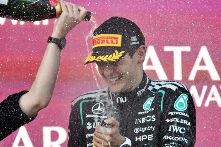 Le pilote britannique George Russell sur la plus haute marche du podium le 26 septembre 2026 à Bakou lors du GP d'Azerbaïdjan  ( AFP / Andrej ISAKOVIC )