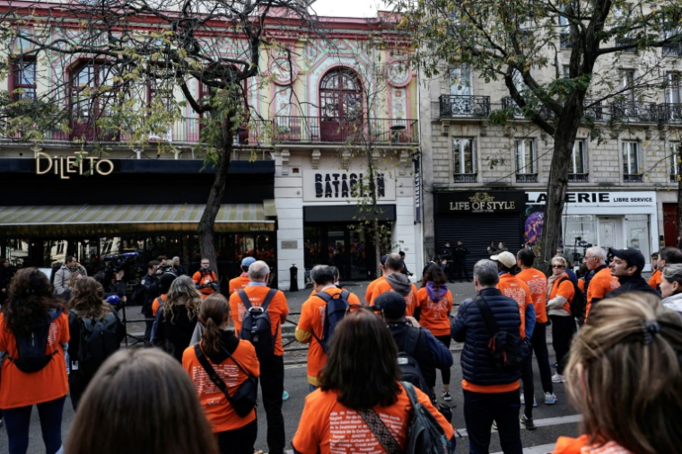 Une marche en hommage aux victimes du 13-Novembre passe devant le Bataclan, à Paris, le 9 novembre 2025 ( AFP / STEPHANE DE SAKUTIN )