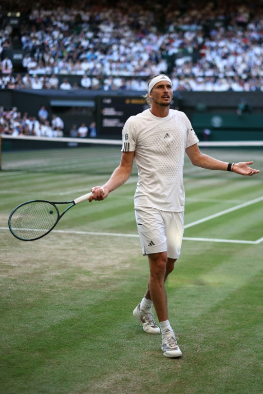 Le N.3 mondial Alexander Zverev sans solution contre le N.1 Jannik Sinner en finale de Wimbledon le 12 juillet 2026 à Londres ( AFP / HENRY NICHOLLS )