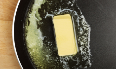 La margarine fond de façon plus homogène que le beurre à cause de sa structure chimique, et ne brunit pas. (crédit: Adobe Stock)