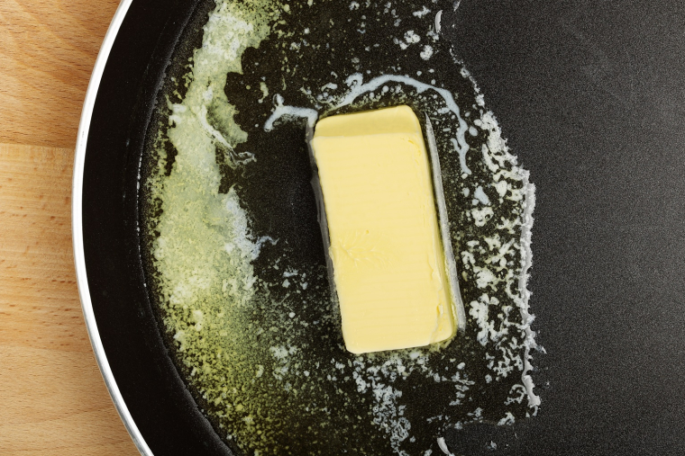 La margarine fond de fa&ccedil;on plus homog&egrave;ne que le beurre &agrave; cause de sa structure chimique, et ne brunit pas. (cr&eacute;dit: Adobe Stock)