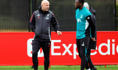 Arne Slot câline Ibrahima Konaté après l'avoir taillé