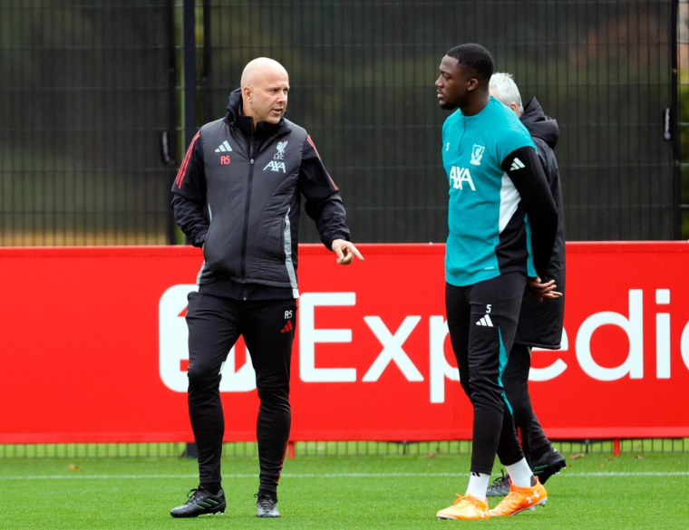 Arne Slot câline Ibrahima Konaté après l'avoir taillé