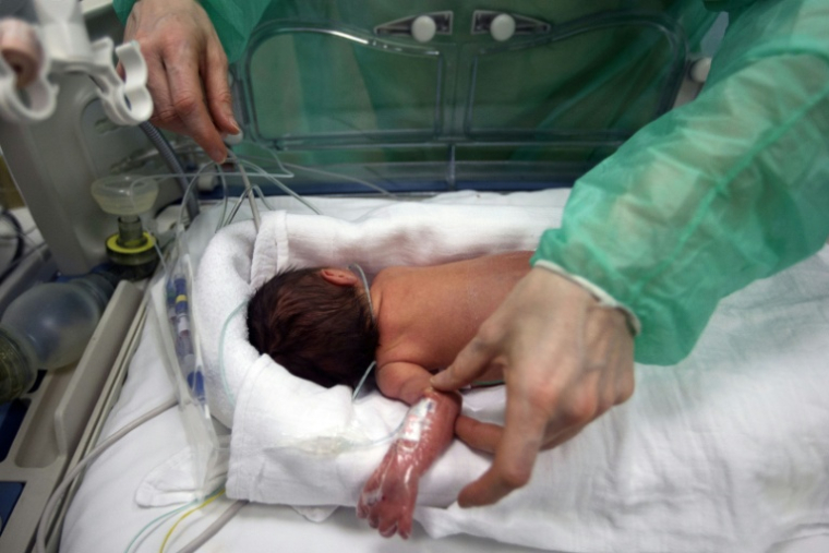 Un nouveau-né prématuré dans le service de néonatalité de l'hôpital Delafontaine à Saint-Denis, en Seine-Saint-Denis, le 19 mars 2013 ( AFP / Joël SAGET )