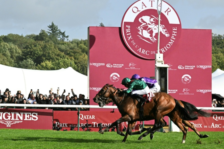 Le jockey français Mickael Barzalona (casaque verte) remporte le Prix de l'Arc de Triomphe sur Daryz à ParisLongchamp, le 5 octobre 2025 ( AFP / Anna KURTH )
