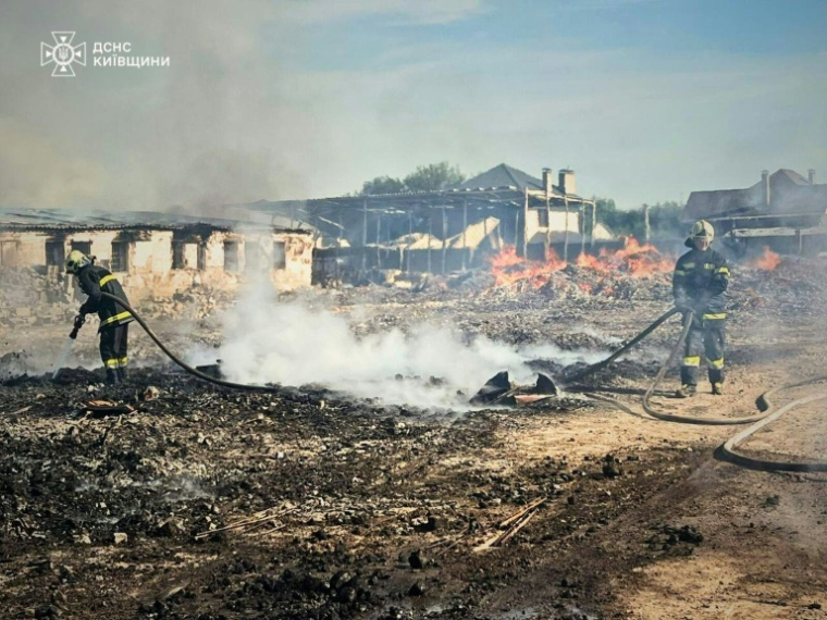 Photo prise et publiée par le service d'urgence de l'État ukrainien, le 9 juillet 2025, de pompiers éteignant un incendie après une attaque russe dans la région de Kiev ( Service d'urgence de l'État ukrainien / Handout )
