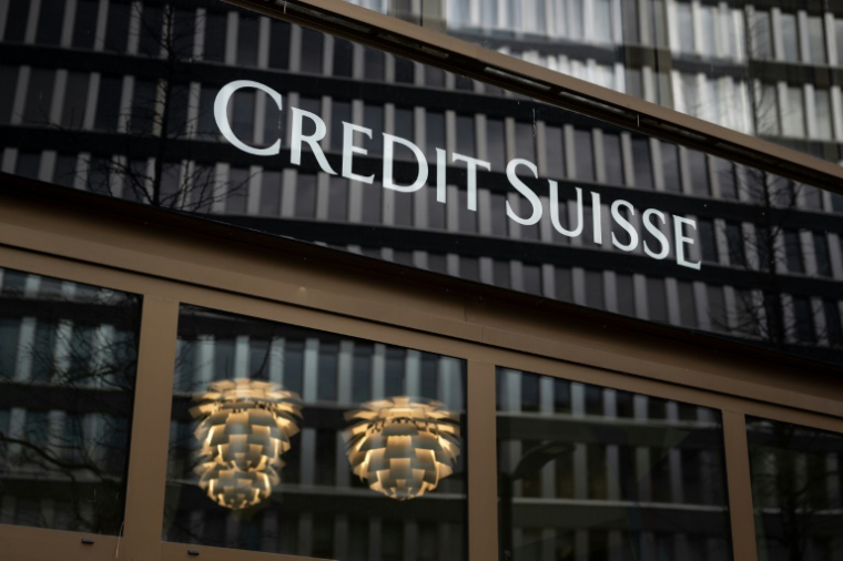 Le sauvetage de Credit Suisse continue de faire des remous plus de deux ans après sa chute face au flot de plaintes devant la justice, saisie pour trancher sur l'épineuse question des bonus et l'indemnisation des actionnaires ( AFP / Fabrice COFFRINI )