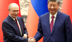 Vladimir Poutine et Xi Jinping à Pékin, en Chine, le 20 mai 2026. ( POOL / ALEXANDER KAZAKOV )