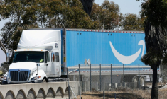 Un camion Amzon à Otay Mesa, en Californie, le 31 juillet 2025 ( AFP / Patrick T. Fallon )