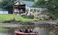 Des secouristes recherchent sur le fleuve Guadalupe des personnes disparues dans les inondations, le 7 juillet 2025 à Hunt, au Texas ( AFP / RONALDO SCHEMIDT )