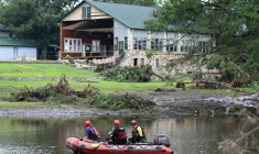 Une équipe de secours sur le fleuve Guadalupe près de Camp Mystic à Hunt, au Texas, le 7 juillet 2025 ( AFP / RONALDO SCHEMIDT )