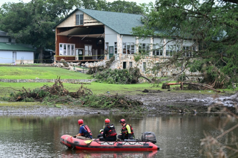 Une équipe de secours sur le fleuve Guadalupe près de Camp Mystic à Hunt, au Texas, le 7 juillet 2025 ( AFP / RONALDO SCHEMIDT )