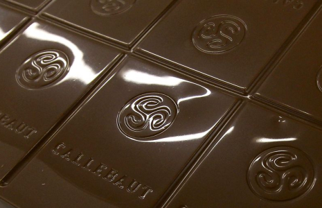 Photo d'archives d'une barre de chocolat dans l'usine Barry Callebaut à Lebbeke